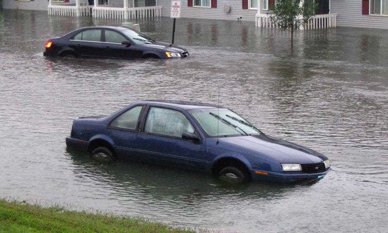 车辆被暴雨淹后，跟着老司机做，保险公司一般都会赔辆新车！