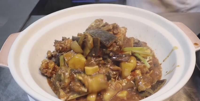 大厨分享一道家常"甲鱼焖鸡"详细教程,酱香浓郁富含胶原蛋白