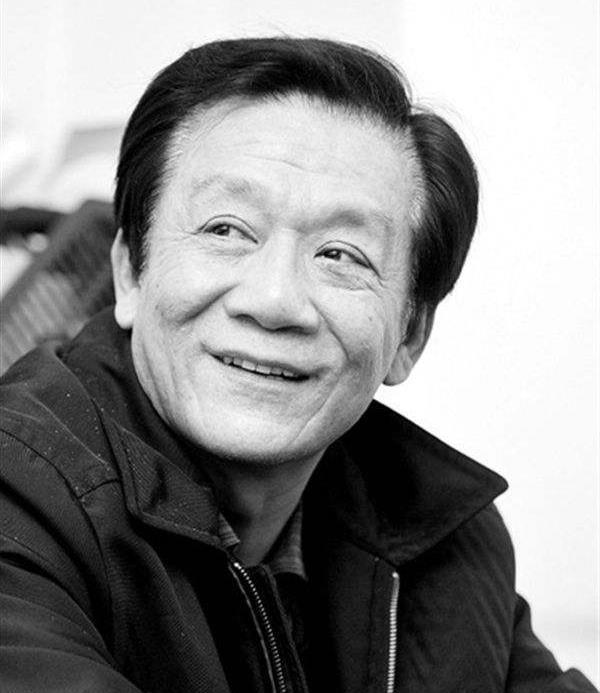 曾是侯耀文的前妻,嫁给了姜昆搭档,现在生活美满,网友：没眼看
