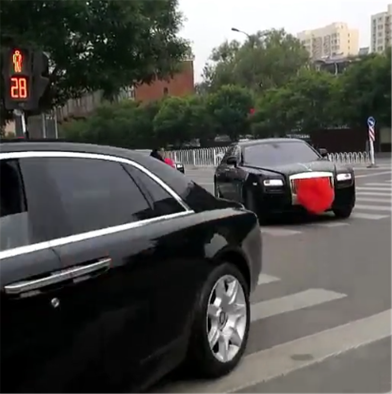 奔驰G500 4X4做婚车,车价375万,挂4个8车牌,车尾全是劳斯莱斯