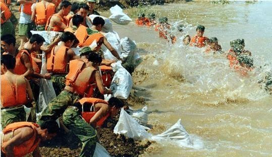 98年洪水，那个让全国观众为之动容的7岁女孩，如今过得怎样了?