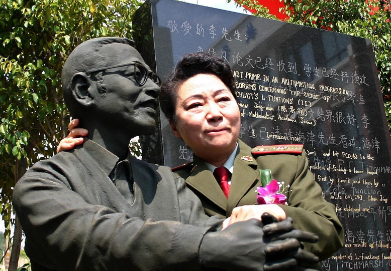 怀念陈景润，蜗居6平米小屋攻克世界难题，厦门大学耸立他的铜像