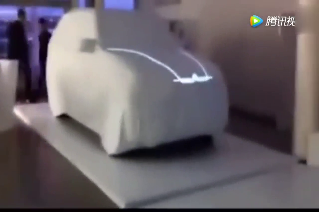 车展上一辆布盖住的车没人注意，光一亮马上引众人惊叹欢呼