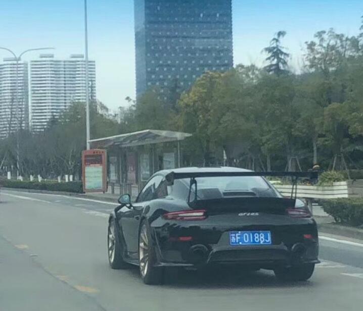 南通工农路实拍保时捷GT2RS跑车，大尾翼非常拉风！