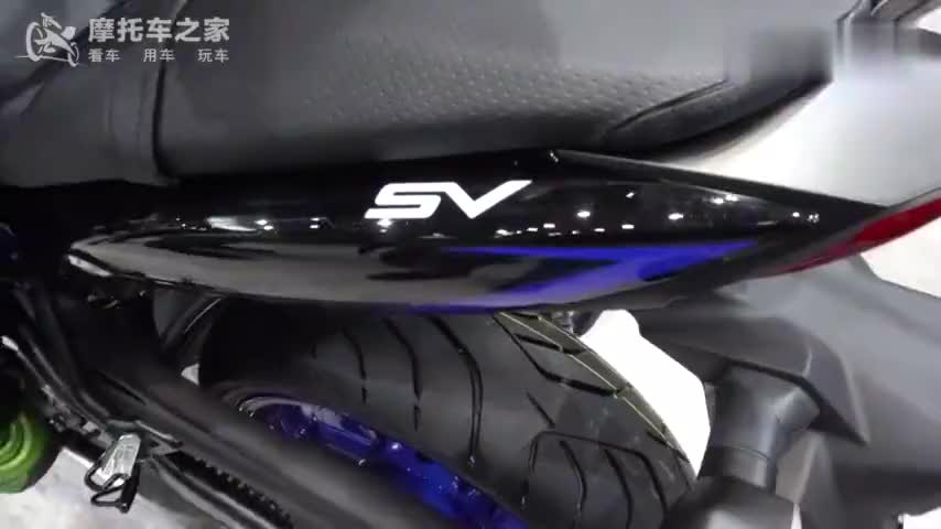 全新铃木sv650车展亮相复古街车造型前脸采用圆灯设计