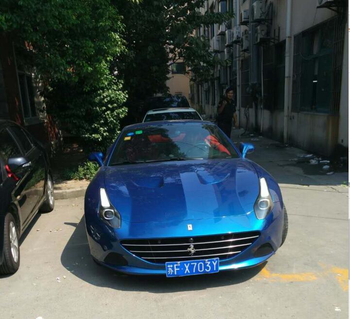 南通如皋街头实拍法拉利加利福尼亚跑车，电镀蓝车身很显眼！