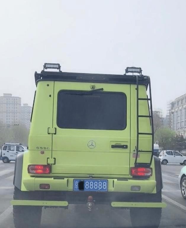 路遇京城阔少的奔驰G550,车牌是极品,一块车牌