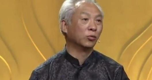 美女戴服饰来鉴宝,声称是太太太奶奶的嫁妆,专家惊呼:祖上何人