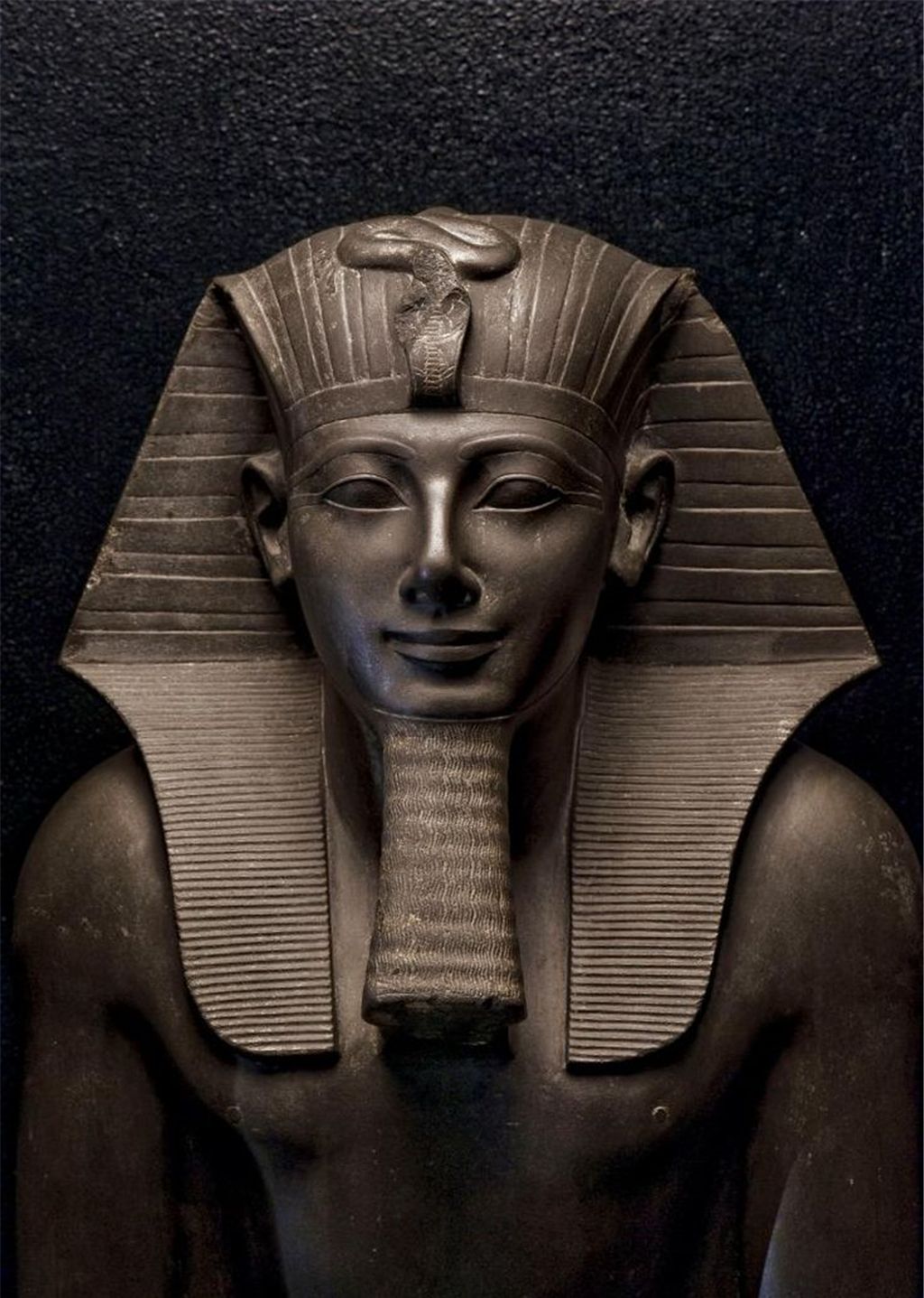 埃及风格的女人的肖像。性感女神克利奥帕特拉女王站在沙漠金字塔。艺术古法老服饰白色礼服金色饰品。埃及化妆。创意发带，蛇手镯。照片摄影图片_ID ...