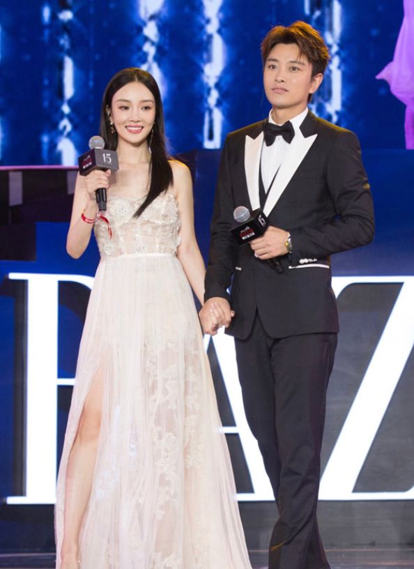 要不要这么恩爱?早期李小璐贾乃亮出席活动,牵