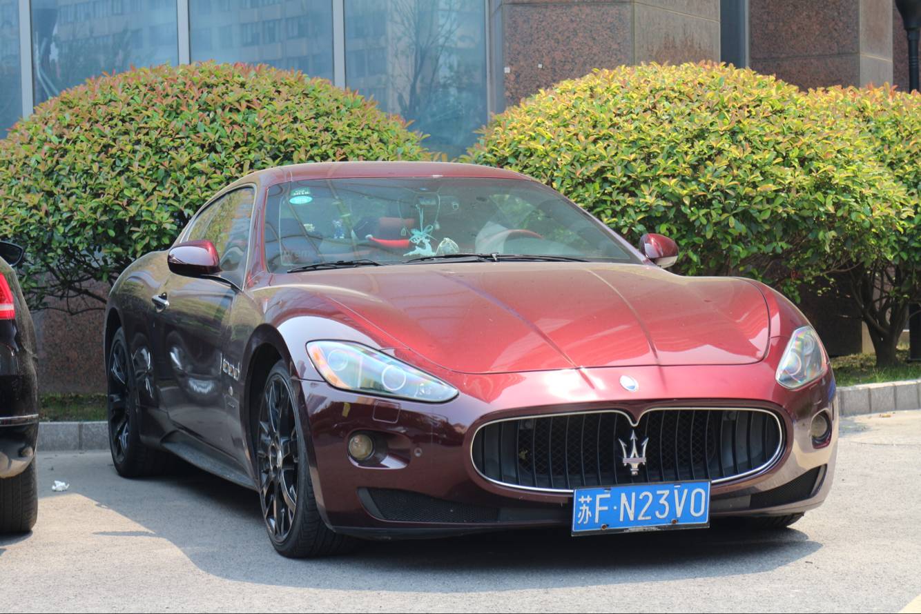 南通金沙镇实拍玛莎拉蒂GT跑车，紫红色车身很显眼！