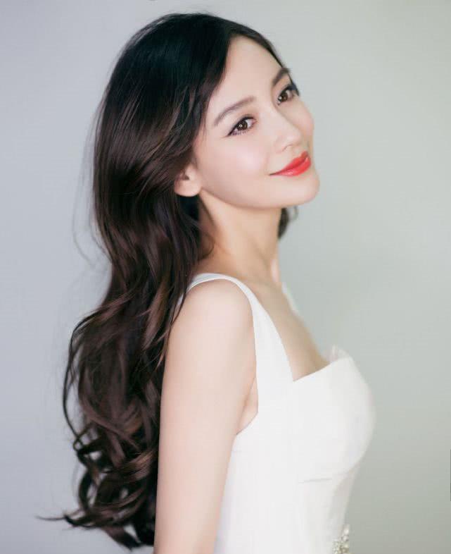 春晚最大的一匹黑马,比刘涛还仙,连热巴都输了,杨颖成最大赢家