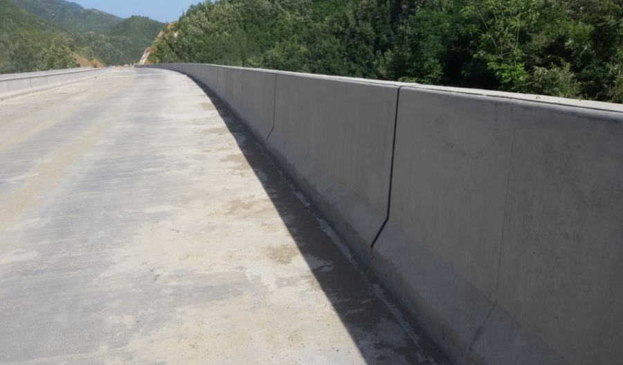 波形护栏厂家：高速公路几种常见的护栏
