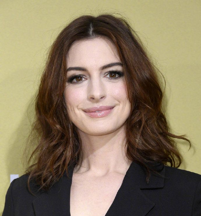 安妮·海瑟薇 出席《偷心女盗》首映礼，艾薇儿惊喜现身