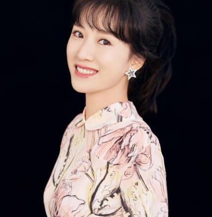 李念清新氧气美女,甜甜的笑容看着真舒服