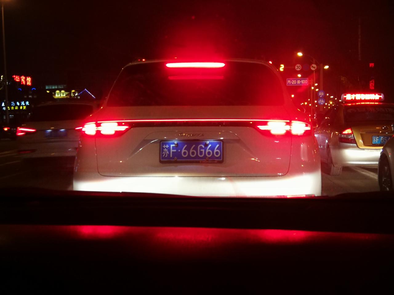 实拍保时捷新款卡宴,新车老牌,车牌6666!