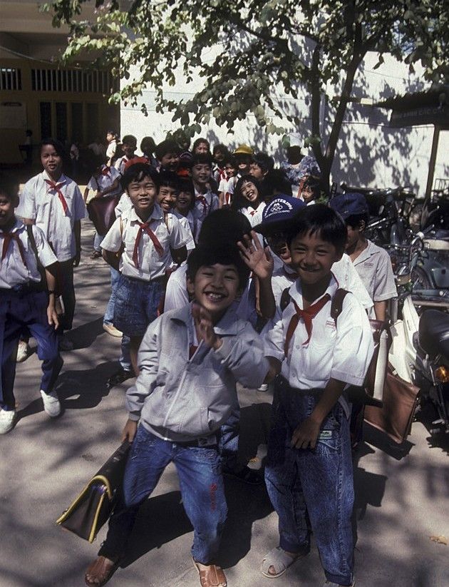 越南的小学生,他们红领巾的系法好像和我们的不太一样