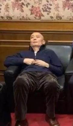 春晚上演葛优躺，岳云鹏笑场，刘谦魔术揭秘开卖同款酒壶