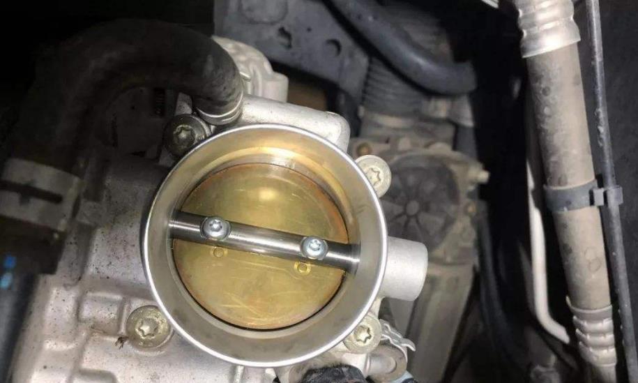 还在跑高速清理积碳？维修工：用“两个土办法”，积碳很快全跑光