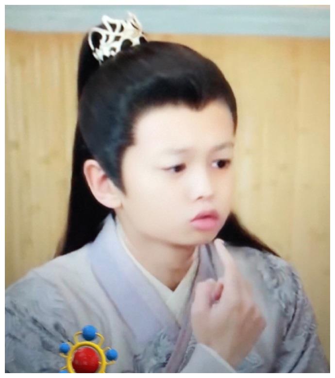 "宝宝滤镜"下的任嘉伦,这才是真正的陆八岁,粉丝:太可爱了!