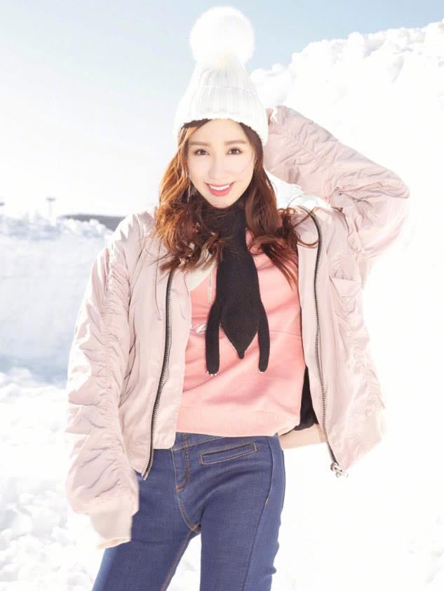 娄艺潇为扮嫩下了苦功夫,头上顶着大大的毛球,近看却像个大灯泡