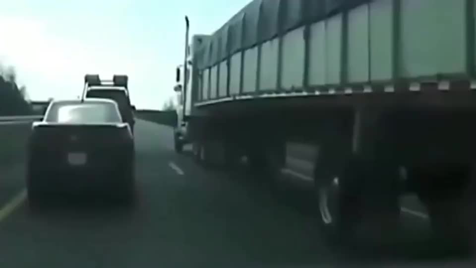 大货车高速遭女司机挑衅，司机可不惯着她监控拍下全过程