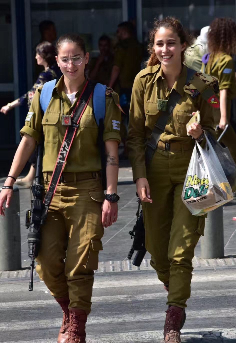 旅游时发现:以色列的大街小巷都有无处不在的女兵,安全感爆棚了