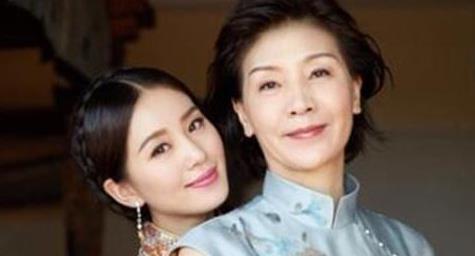 怀孕六个月刘诗诗逛庙会祈福,全副武装认不出