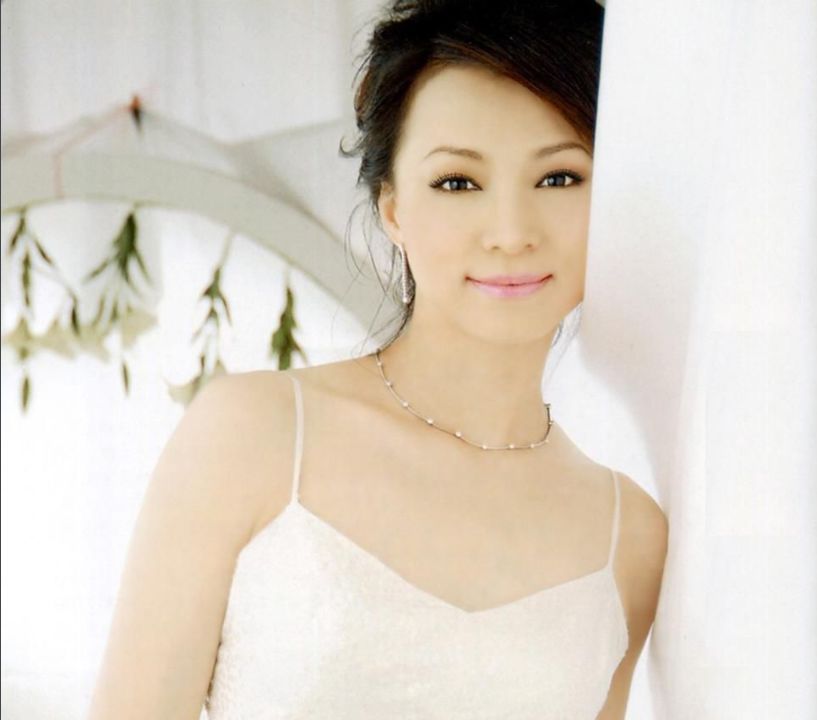 董卿一档《相约星期六》节目样式讨巧,清纯的