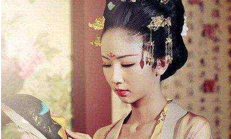 公主深夜呼唤数名
美女,
次日宫女
摒挡房子时,吓得面无赤色
