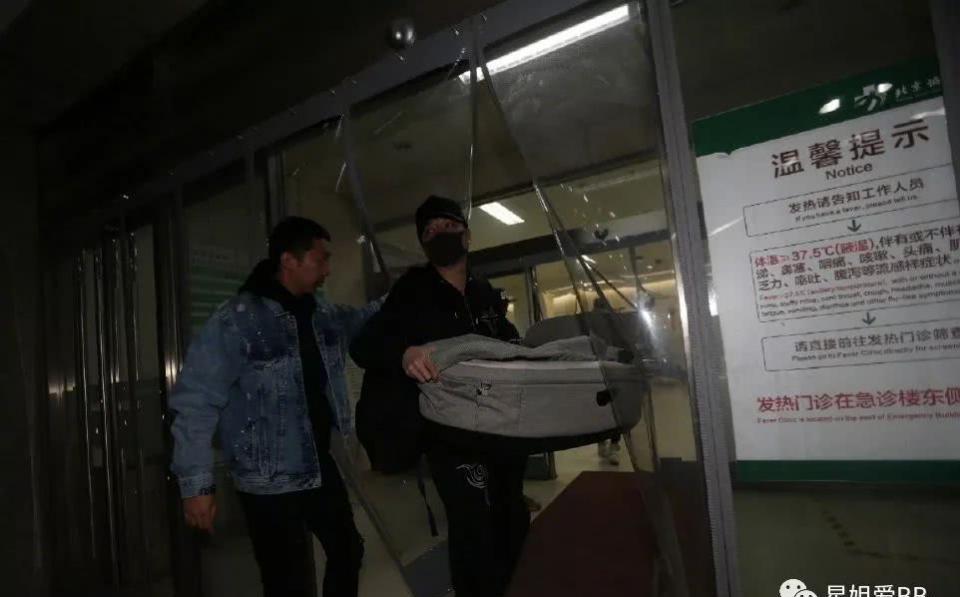 赵丽颖产后今天出院,冯绍峰全程陪护,祝福这一