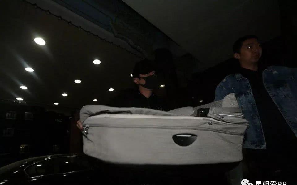 赵丽颖产后今天出院,冯绍峰全程陪护,祝福这一