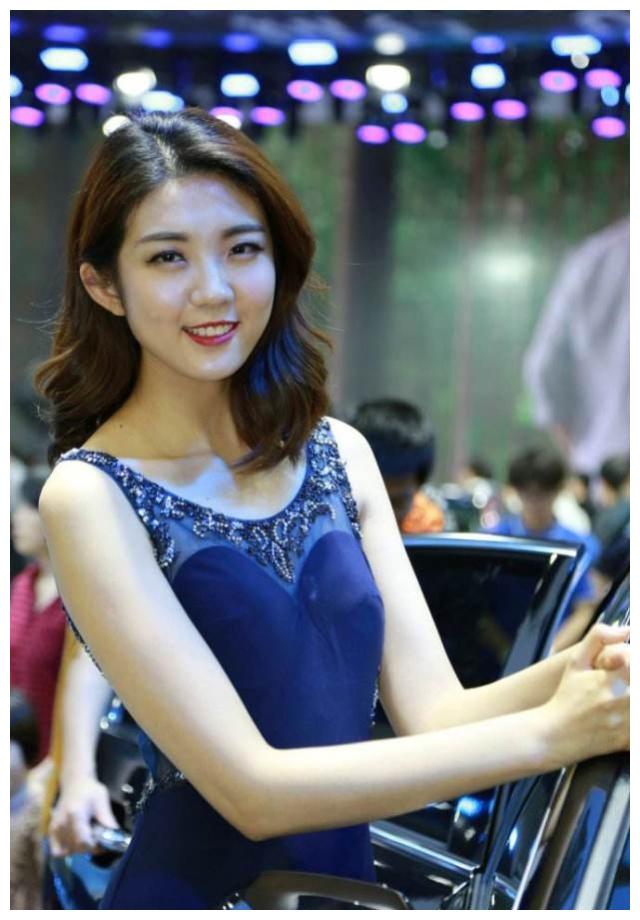 混血车模助阵牧马人,典型的美女与野兽,普拉多学着点