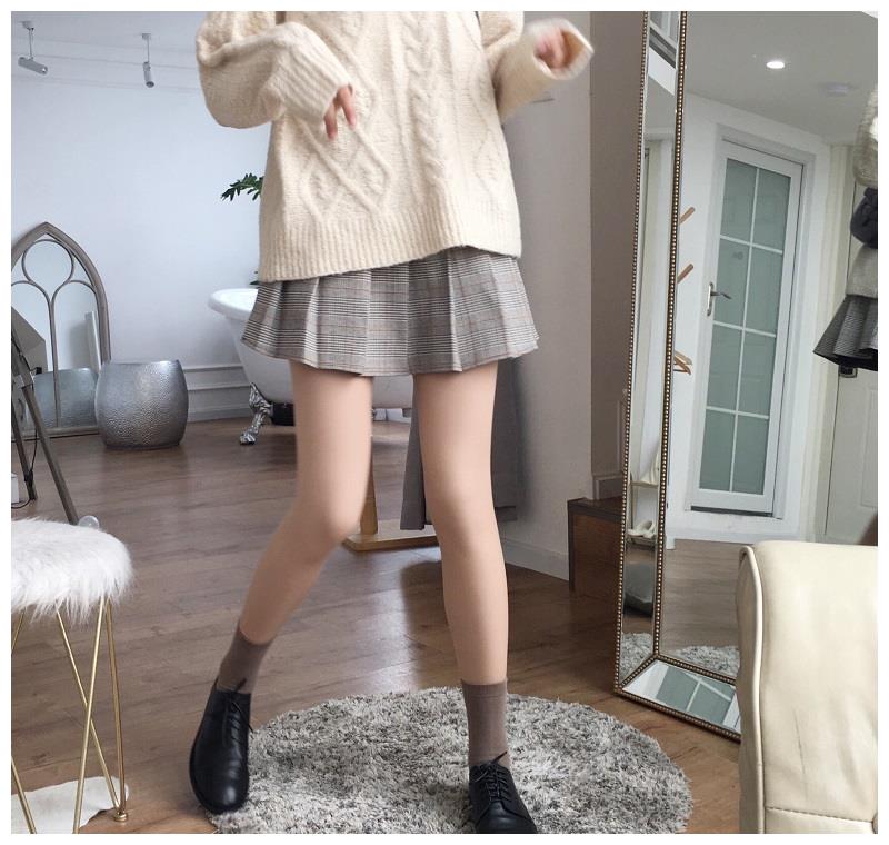 女生喜欢穿的丝袜:修饰腿型,亲肤保暖,怎么搭都好看