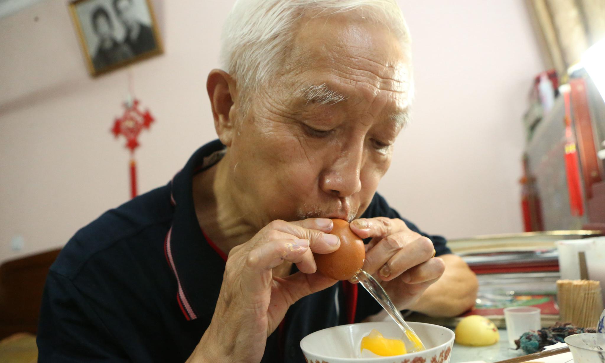 上海八旬老人蛋壳上画脸谱,家人顿顿吃鸡蛋10余年画画三千幅