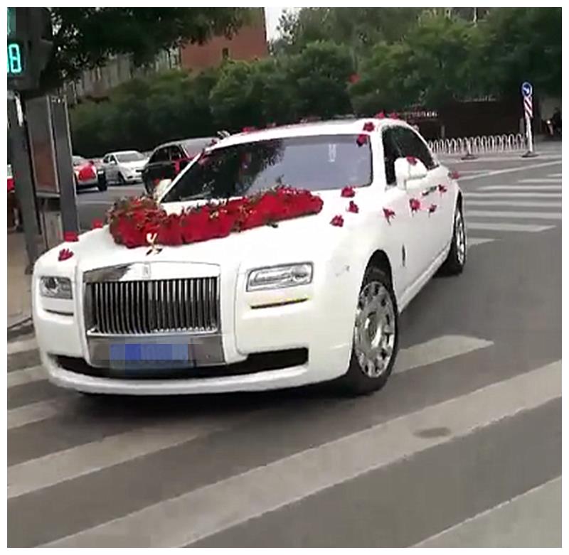 奔驰G500 4X4做婚车,车价375万,挂4个8车牌,车尾全是劳斯莱斯