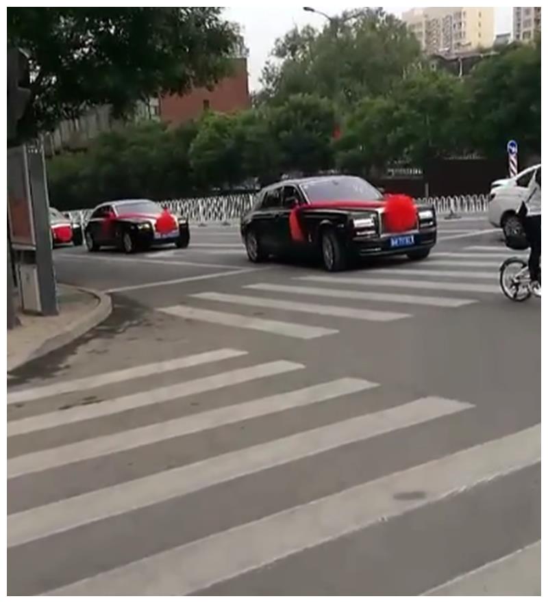 奔驰G500 4X4做婚车,车价375万,挂4个8车牌,车尾全是劳斯莱斯