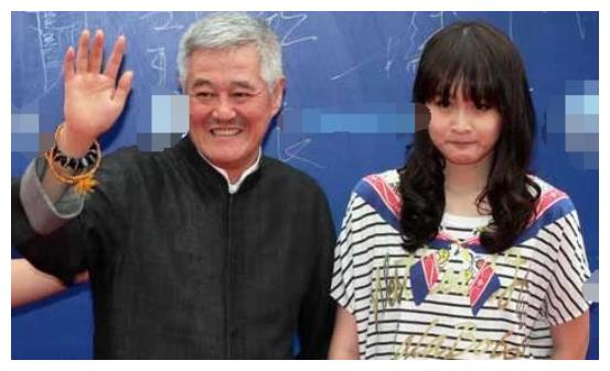 赵本山女儿近照曝光，为拍戏狂瘦50斤，大方承认鼻子整容