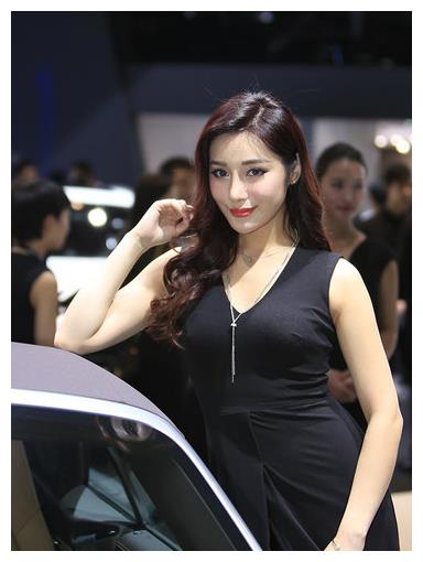 车模一身黑色紧身裙，身材丰满，婀娜多姿，配得上保时捷