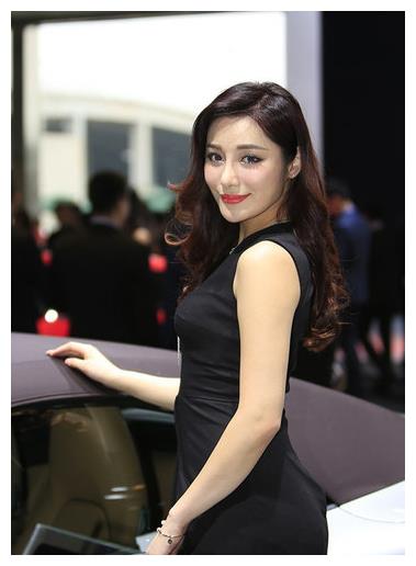 车模一身黑色紧身裙，身材丰满，婀娜多姿，配得上保时捷