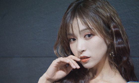 snh48-孔肖吟深夜晒出抹胸白裙写真,女神范儿十足!