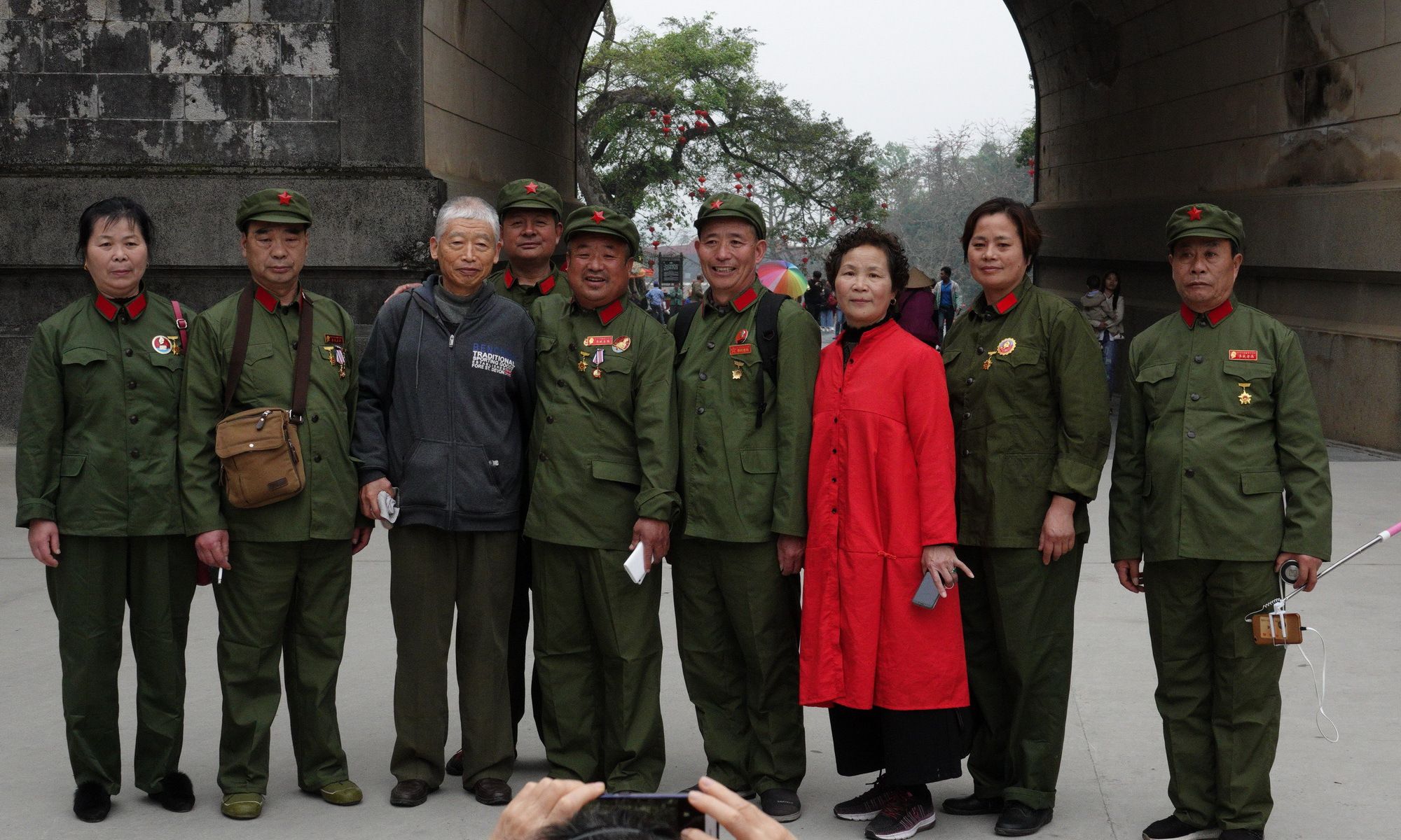 对越自卫反击战纪念图集:参战老兵重回友谊关,忆往昔