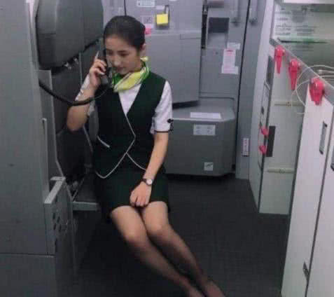 日本空姐在飞机上为何都要穿