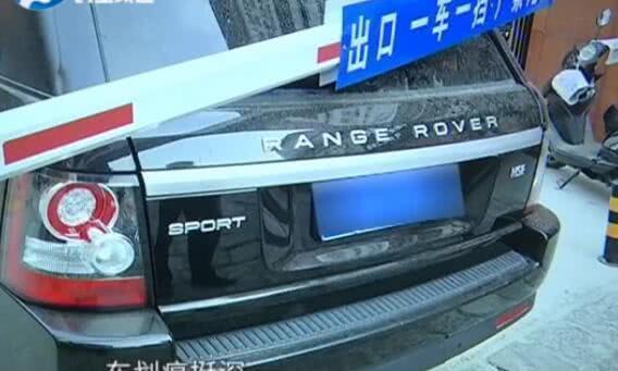 刚交完停车费，80万路虎就被砸，工作人员：就砸你，怎么了？