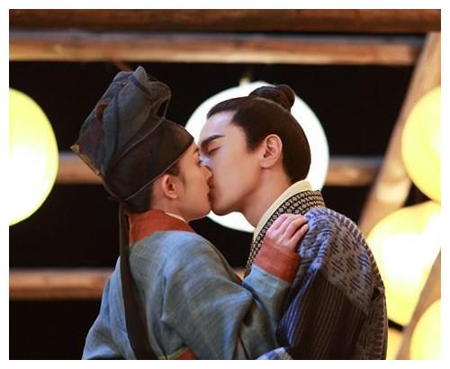 男星遇吻戏：赵又廷刷牙，陈伟霆笑不停，网友：他比小女生还羞涩