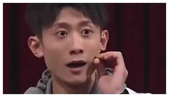 节目中杨紫突然跑到邓伦身旁,张一山的表情亮