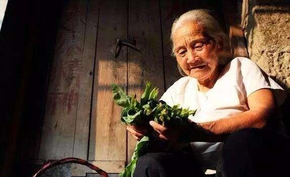 梦回往昔，解读梦见死去的爷爷不给我吃的深层含义