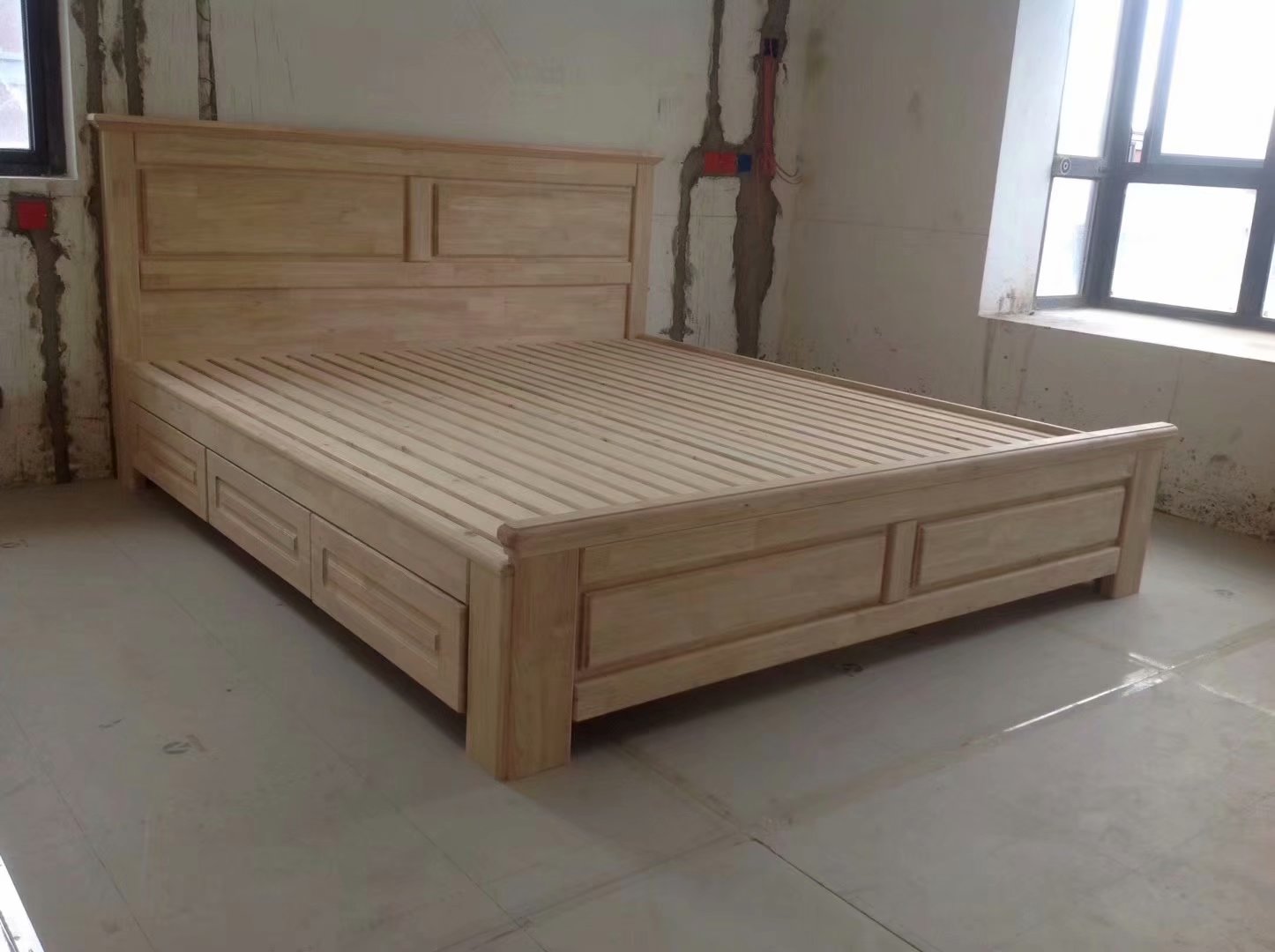 南京装修工地,木工师傅现场做的床,还没来得及上油漆!