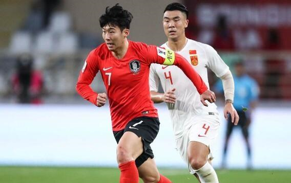 国足对韩国比赛表现不佳,里皮无比怀念一人,曾