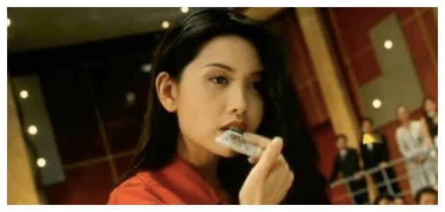邱淑贞女儿终于长开，20岁模仿妈妈红裙卷发，有几分韵味